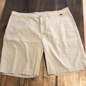 Travis Mathew flat front khaki shorts GUC